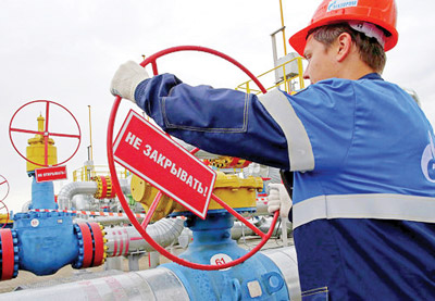 Công nhân vận hành hệ thống đường ống dẫn khí đốt của Gazprom.